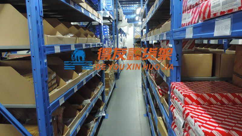 家用冰箱适用于家庭日常生活，而车载冰箱则适用于以下场景：